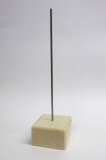 Holzsockel mit Metallstab